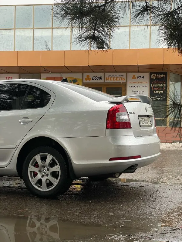 🇨🇿 skoda octavia rs 2010 dsg 2.0 tsi цена: 1.350🍋 (торг) ☎️ номер для связи: +79484771813 / +79897136521 продам skoda октавию rs, в очень хорошем состоянии из под одного хозяина, с оригинальным пробегом, полный сток, без чип тюнинга и т. д. чистейшая автотека, вся зеленая от и до. по кузову выглядит отлично, не гнилой, не дырявый, машина освежалась, убирали ваговские моменты, проемы в родной краске, обвес рс оригинальный. дно, пороги на месте. движок ccza работает очень тихо без посторонних лишних звуков, один из самых удачных в линейке, не дымит, турбина дует ! лично при мне была замена корзины сцепления боргварнер вместе с маслом, новый тнвд, новый блок абс, ремонт лопаток фазарегулятора, новые свечи ngk, переварка гофры и так по мелочи. коробка переключает отлично, dq250 с мокрой сцепой самая надженая. ходовка не гремит. по электрике все работает. очень хорошая комплектация: двухзонный климат контроль, 4 эсп, подогревы всех сидений, магнитола с экраном, перед зад парк 📞 звоните: +7(989)7136521 - фотография - 5