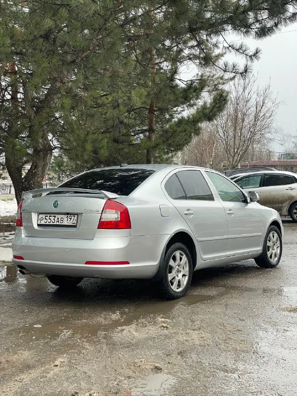 🇨🇿 skoda octavia rs 2010 dsg 2.0 tsi цена: 1.350🍋 (торг) ☎️ номер для связи: +79484771813 / +79897136521 продам skoda октавию rs, в очень хорошем состоянии из под одного хозяина, с оригинальным пробегом, полный сток, без чип тюнинга и т. д. чистейшая автотека, вся зеленая от и до. по кузову выглядит отлично, не гнилой, не дырявый, машина освежалась, убирали ваговские моменты, проемы в родной краске, обвес рс оригинальный. дно, пороги на месте. движок ccza работает очень тихо без посторонних лишних звуков, один из самых удачных в линейке, не дымит, турбина дует ! лично при мне была замена корзины сцепления боргварнер вместе с маслом, новый тнвд, новый блок абс, ремонт лопаток фазарегулятора, новые свечи ngk, переварка гофры и так по мелочи. коробка переключает отлично, dq250 с мокрой сцепой самая надженая. ходовка не гремит. по электрике все работает. очень хорошая комплектация: двухзонный климат контроль, 4 эсп, подогревы всех сидений, магнитола с экраном, перед зад парк 📞 звоните: +7(989)7136521 - фотография - 7