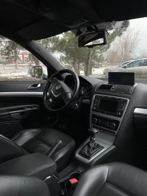 🇨🇿 skoda octavia rs 2010 dsg 2.0 tsi цена: 1.350🍋 (торг) ☎️ номер для связи: +79484771813 / +79897136521 продам skoda октавию rs, в очень хорошем состоянии из под одного хозяина, с оригинальным пробегом, полный сток, без чип тюнинга и т. д. чистейшая автотека, вся зеленая от и до. по кузову выглядит отлично, не гнилой, не дырявый, машина освежалась, убирали ваговские моменты, проемы в родной краске, обвес рс оригинальный. дно, пороги на месте. движок ccza работает очень тихо без посторонних лишних звуков, один из самых удачных в линейке, не дымит, турбина дует ! лично при мне была замена корзины сцепления боргварнер вместе с маслом, новый тнвд, новый блок абс, ремонт лопаток фазарегулятора, новые свечи ngk, переварка гофры и так по мелочи. коробка переключает отлично, dq250 с мокрой сцепой самая надженая. ходовка не гремит. по электрике все работает. очень хорошая комплектация: двухзонный климат контроль, 4 эсп, подогревы всех сидений, магнитола с экраном, перед зад парк 📞 звоните: +7(989)7136521 - фотография - 9