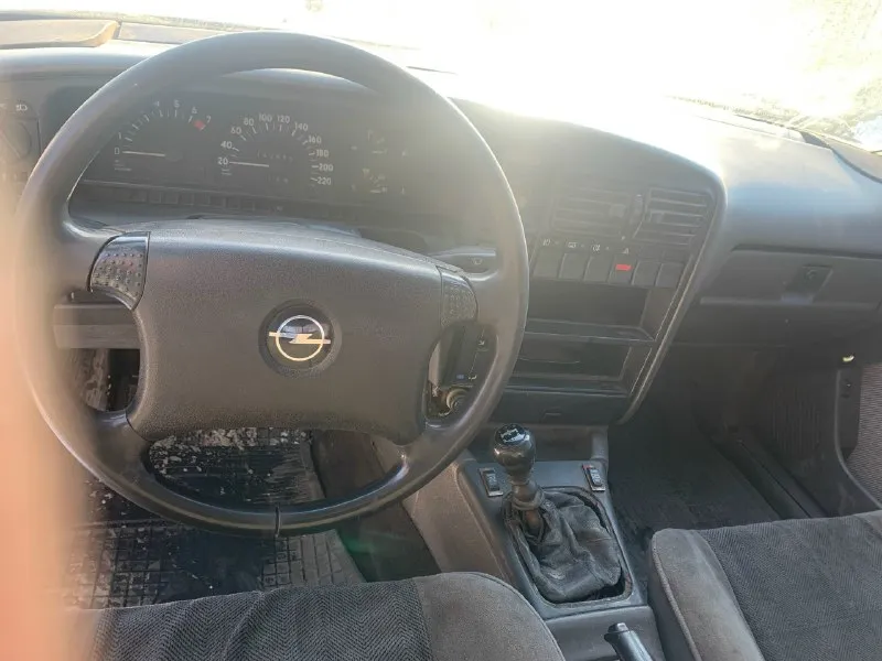 Продам opel omega a, газ-бензин все работает, машина на ходу, сел уехал. по электрике все работает. задний привод, весной перебиралась ходовая часть. ничего не гремит не стучит. по кузову есть косяки, не критичные есть возможность заехать на яму глянуть авто. резина зимняя, акамулятор живой. много что сделано по машине, кому интересно расскажу. цена 85 торг. +7 949 522 03 07 📞 звоните: +7(949)5220307 - фотография - 4