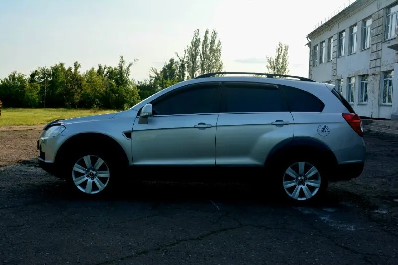 Продам chevrolet captiva (2008 г. ) любимый и надежный внедорожник с проверенным мотором объёмом 2,4л — работает как швейцарские часы! * 5 лет в одной семье — бережная эксплуатация, своевременное обслуживание. каждый год ездили семьёй на юг. обязательно производилось то до и после поездки. причина продажи - рождение ещё одного ребёнка, нужен автомобиль побольше 🤷‍♀ автомобиль полностью обслужен, готов к дальнейшим поездкам (замена масла каждый 9 тыс, последняя замена неделю назад) полностью заменена тормозная и топливная система система акпп обслужена ‼‼‼ установлен: * качественный свет; * сигнализация с автозапуском; * хорошая аудиосистема. цена: 780 000 руб. (возможен торг). местоположение: макеевка. +79493362566 📞 звоните: +7(949)3362566 - фотография - 3