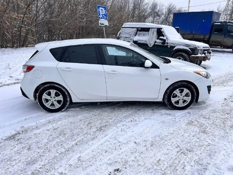 Mazda 3 2011 г. в двигатель 1.6 коробка автомат пробег 220 тыс. автомобиля в родном окрасе на все 💯, без дтп. пробег родной, кузов без рыжиков и царапин. техника на отлично, масло только поменял, конд рабочий, резина хорошая лето зима новая. салон целый и опрятный. автомобиль без вложений тел 89495006430 цена 980 000 тыс. возможен кредит или обмен 📞 🇷🇺 звоните: +79495006430 - фотография - 4