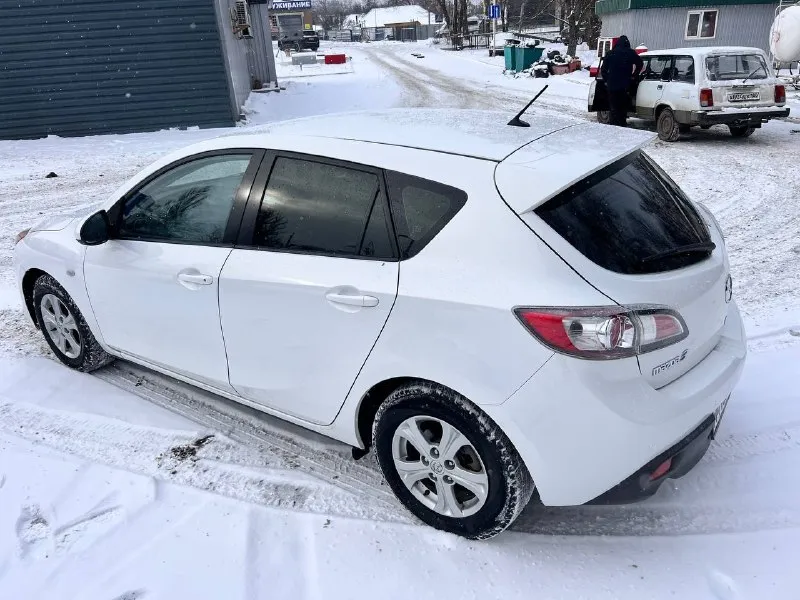Mazda 3 2011 г. в двигатель 1.6 коробка автомат пробег 220 тыс. автомобиля в родном окрасе на все 💯, без дтп. пробег родной, кузов без рыжиков и царапин. техника на отлично, масло только поменял, конд рабочий, резина хорошая лето зима новая. салон целый и опрятный. автомобиль без вложений тел 89495006430 цена 980 000 тыс. возможен кредит или обмен 📞 🇷🇺 звоните: +79495006430 - фотография - 6