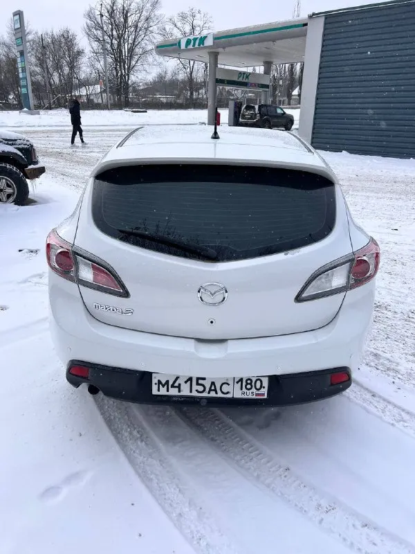Mazda 3 2011 г. в двигатель 1.6 коробка автомат пробег 220 тыс. автомобиля в родном окрасе на все 💯, без дтп. пробег родной, кузов без рыжиков и царапин. техника на отлично, масло только поменял, конд рабочий, резина хорошая лето зима новая. салон целый и опрятный. автомобиль без вложений тел 89495006430 цена 980 000 тыс. возможен кредит или обмен 📞 🇷🇺 звоните: +79495006430 - фотография - 8