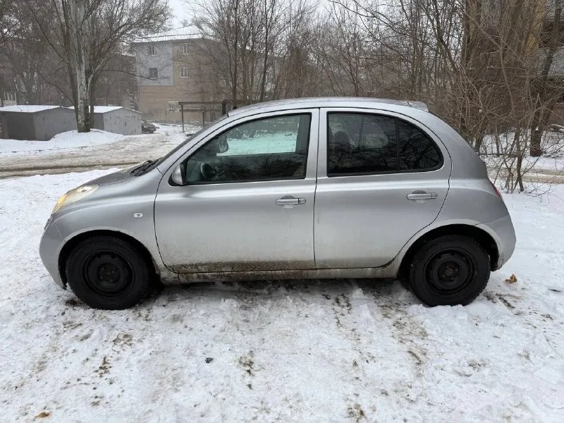 Продам ниссан микра 2005 г цена- вижу 500к пробег - 116400 двигатель -1,4 (88 л. с) заправил полный бак и ездишь 2 недели коробка - автомат привод - передний печка\ кондер все работает исправно. подогревы сидений передних электро стеклоподъемники электро регулировка зеркал гаражное хранение. не бита, не крашена, без гнили не смотря на год. 1 владелец, машина за пределы донецка не выезжала длительное время в связи с обстрелами находилась в гараже и не эксплуатировалась. сейчас прошла полное то. так же отдам титаны летние. +79493694194 - фотография - 3