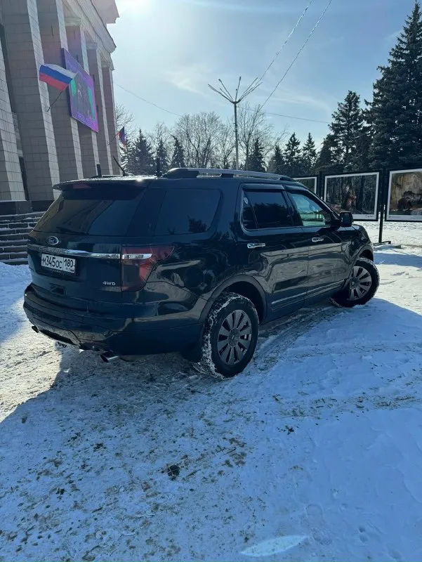 Автор: продам ford explorer, авто 2012 года. с объемом двигателя 3.5 литра ( чистый атмосферник ) на 365 л. с. авто в очень хорошей комплектации: по техническому состоянию все исправно, как мотор, так и коробка ( обычный автомат ). масло в моторе менялось каждые 6.000км! за маслом в коробке следили, 2.000 назад было поменяно полностью. так же были заменены 2 фильтра в коробке и прокладка! у авто стоит линзованная оптика. авто 7-ми местное! салон в живом состоянии: регулярно чистили и сразу при покупке одели чехлы на сидения! имеется трех зонный климат контроль. есть подогревы передних сидений и вентиляция! кожаный салон, сенсорная мультимедиа ( заводская )! электро - регулировки передних сидений, память водительского сидения в 3 режимах. электроскладывание зеркал заднего вида! автозапуск, люк и на заднем ряде панорамная крыша! за авто следили и ухаживали! за всеми остальными вопросами звоните по номеру телефона: +79493996821 цена данного боинга: 1.700.000 рублей, торг п 📞 звоните: +7(949)3996821 - фотография - 2