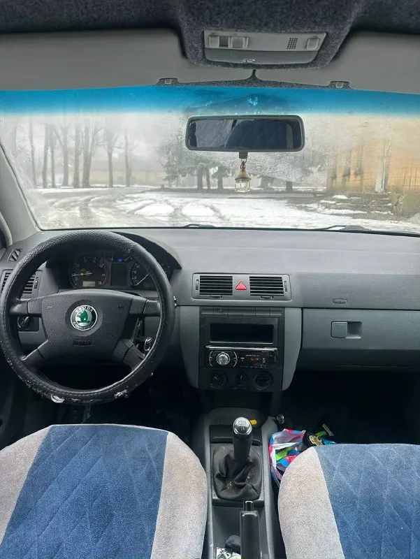 В продаже хозяйская skoda фабия. 1.4 mpi, механика. автомобиль на уверенном ходу, не гнилой. двигатель и коробка без нареканий. гур, эсп, кондиционер, цз, сигнализация, музыка, 2 комплекта резины. документы чистые, штрафов и запретов нет! переоформление обязательно! осмотр торез, есть пригон по договоренности. цена 295.000₽ +79494474578 📞 звоните: +7(949)4474578 - фотография - 5