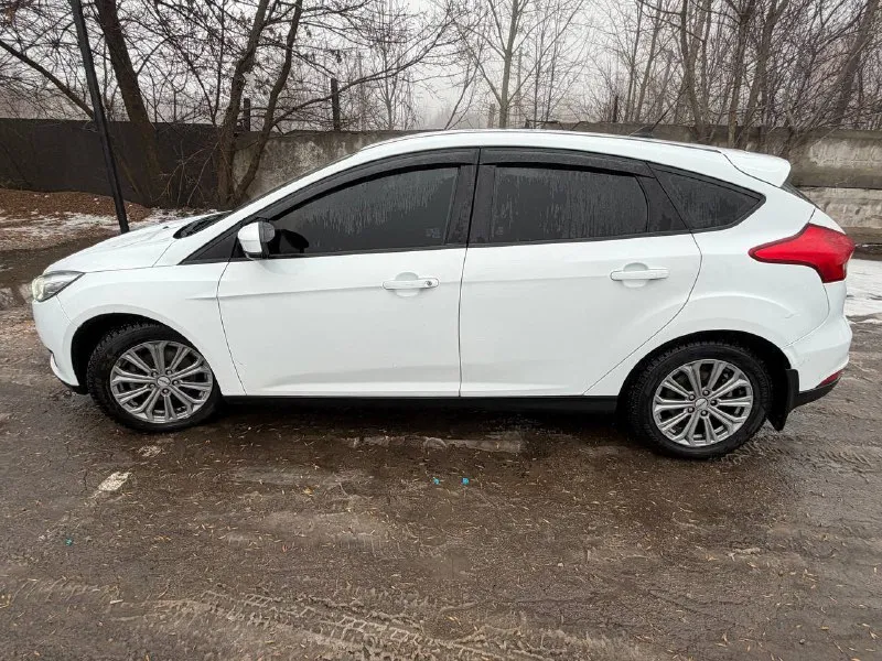 🚗данный автомобиль прошел полную комплексную диагностику и юридическую проверку. 📍автомобиль находится форд фокус 3 рейсталинг 2017года 2 хозяина место осмотра: город донецк, макеевка активная безопасность: —антиблокировочная система —антипробуксовочная система —система курсовой устойчивости —система помощи при экстренном торможении комфорт: —усилитель руля —регулировка руля —регулировка сиденья водителя в двух плоскостях —электростеклоподъемники передние и задние —электропривод зеркал управление климатом и обогрев: —кондиционер —обогрев зеркал мультимедиа и навигация: мультируль экстерьер: —красивые литые диски комплектность: —птс —свидетельство о регистрации —докатка установлена хорошая музыка, планшет последней версии, динамики praid, усилитель очень мощный, стоит сабвуфер не подключен недавно была замена левого привода, задние рычаги, стойки стабилизатора, тормозные колодки машина очень хорошая, езжу каждый день преодолевает по 4500тыс км без всяких проблем)) цена. 930.000, торг! +79494619735 - фотография - 3