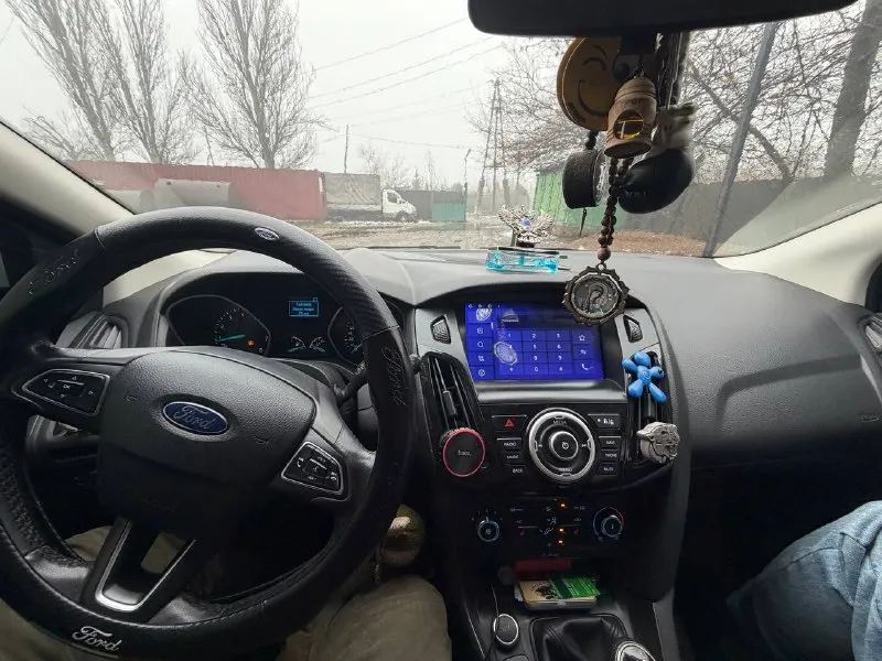 🚗данный автомобиль прошел полную комплексную диагностику и юридическую проверку. 📍автомобиль находится форд фокус 3 рейсталинг 2017года 2 хозяина место осмотра: город донецк, макеевка активная безопасность: —антиблокировочная система —антипробуксовочная система —система курсовой устойчивости —система помощи при экстренном торможении комфорт: —усилитель руля —регулировка руля —регулировка сиденья водителя в двух плоскостях —электростеклоподъемники передние и задние —электропривод зеркал управление климатом и обогрев: —кондиционер —обогрев зеркал мультимедиа и навигация: мультируль экстерьер: —красивые литые диски комплектность: —птс —свидетельство о регистрации —докатка установлена хорошая музыка, планшет последней версии, динамики praid, усилитель очень мощный, стоит сабвуфер не подключен недавно была замена левого привода, задние рычаги, стойки стабилизатора, тормозные колодки машина очень хорошая, езжу каждый день преодолевает по 4500тыс км без всяких проблем)) цена. 930.000, торг! +79494619735 - фотография - 9