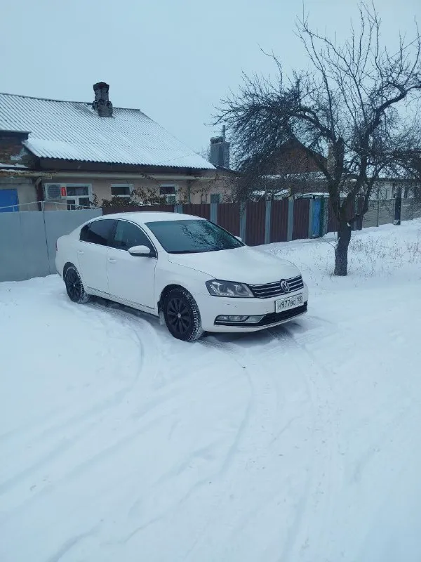 Volkswagen passat b7 1.4 tsi ecofuel 2012 год. заводская газовая установка: на метане расход по трассе 750рублей на 500 -400километров. бак бензин 30 литров и 30м³ метана, запас хода 900-1000 км. очень комфортный автомобиль, особенно для дальних поездок. комплектация: 2-х зонный климат, датчики дождя и света, круиз-контроль, мультируль, кожаный салон, подогрев сидений, адаптивный заводской ксенон и тд.900000 торг у капота. тел+79493140891 📲 tg: антон мот 📞 звоните: +7(949)3140891 - фотография - 2