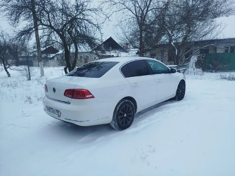 Volkswagen passat b7 1.4 tsi ecofuel 2012 год. заводская газовая установка: на метане расход по трассе 750рублей на 500 -400километров. бак бензин 30 литров и 30м³ метана, запас хода 900-1000 км. очень комфортный автомобиль, особенно для дальних поездок. комплектация: 2-х зонный климат, датчики дождя и света, круиз-контроль, мультируль, кожаный салон, подогрев сидений, адаптивный заводской ксенон и тд.900000 торг у капота. тел+79493140891 📲 tg: антон мот 📞 звоните: +7(949)3140891 - фотография - 3
