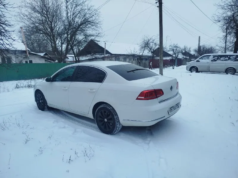 Volkswagen passat b7 1.4 tsi ecofuel 2012 год. заводская газовая установка: на метане расход по трассе 750рублей на 500 -400километров. бак бензин 30 литров и 30м³ метана, запас хода 900-1000 км. очень комфортный автомобиль, особенно для дальних поездок. комплектация: 2-х зонный климат, датчики дождя и света, круиз-контроль, мультируль, кожаный салон, подогрев сидений, адаптивный заводской ксенон и тд.900000 торг у капота. тел+79493140891 📲 tg: антон мот 📞 звоните: +7(949)3140891 - фотография - 4