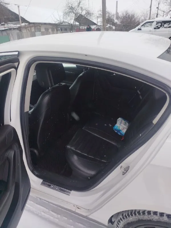 Volkswagen passat b7 1.4 tsi ecofuel 2012 год. заводская газовая установка: на метане расход по трассе 750рублей на 500 -400километров. бак бензин 30 литров и 30м³ метана, запас хода 900-1000 км. очень комфортный автомобиль, особенно для дальних поездок. комплектация: 2-х зонный климат, датчики дождя и света, круиз-контроль, мультируль, кожаный салон, подогрев сидений, адаптивный заводской ксенон и тд.900000 торг у капота. тел+79493140891 📲 tg: антон мот 📞 звоните: +7(949)3140891 - фотография - 6