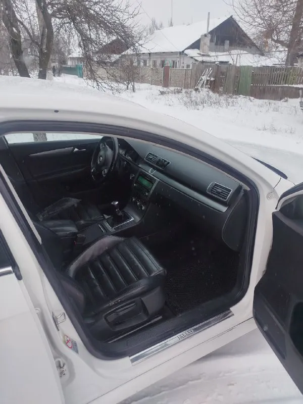 Volkswagen passat b7 1.4 tsi ecofuel 2012 год. заводская газовая установка: на метане расход по трассе 750рублей на 500 -400километров. бак бензин 30 литров и 30м³ метана, запас хода 900-1000 км. очень комфортный автомобиль, особенно для дальних поездок. комплектация: 2-х зонный климат, датчики дождя и света, круиз-контроль, мультируль, кожаный салон, подогрев сидений, адаптивный заводской ксенон и тд.900000 торг у капота. тел+79493140891 📲 tg: антон мот 📞 звоните: +7(949)3140891 - фотография - 7