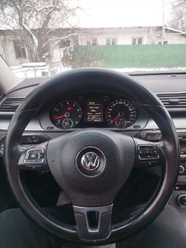 Volkswagen passat b7 1.4 tsi ecofuel 2012 год. заводская газовая установка: на метане расход по трассе 750рублей на 500 -400километров. бак бензин 30 литров и 30м³ метана, запас хода 900-1000 км. очень комфортный автомобиль, особенно для дальних поездок. комплектация: 2-х зонный климат, датчики дождя и света, круиз-контроль, мультируль, кожаный салон, подогрев сидений, адаптивный заводской ксенон и тд.900000 торг у капота. тел+79493140891 📲 tg: антон мот 📞 звоните: +7(949)3140891 - фотография - 9