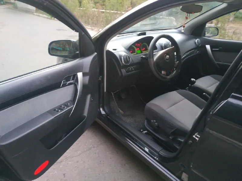 Продам автомобиль chevrolet aveo-3/ravon nexia-r3 2018 года выпуска, мотор 1500 куб. см, (очень надёжный, цепной(отзывы читайте в интернете)), 5 ст. мкпп, пробег 112 т км! запаска ни разу не ставилась, новая! в хорошем ухоженном состоянии, делать ничего не нужно! находится в центре города донецка! все вопросы по тел +79493670351. если не на связи напишите любую смс я перезвоню, плохая связь комплектация: кондиционер, гидроусилитель руля, антибукс, 4 стеклоподъёмника, подушки безопасности, ц/з, магнитола, 4 динамика(2 перед и 2 зад), защита картера двигателя, электро зеркала с подогревом, туманки, ходовые огни, регулировка руля по высоте, коврик багажника, 2ключа, открывание багажника кнопкой с салона. цена 777 т рублей торг! рассмотрю любые варианты и предложения ! +79493670351 центр города донецка торг 📞 звоните: +7(949)3670351 - фотография - 4