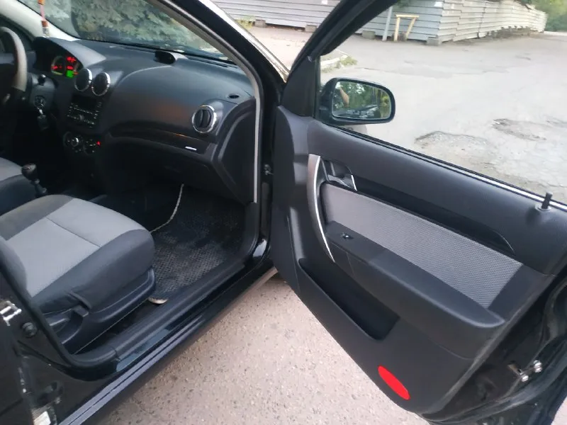 Продам автомобиль chevrolet aveo-3/ravon nexia-r3 2018 года выпуска, мотор 1500 куб. см, (очень надёжный, цепной(отзывы читайте в интернете)), 5 ст. мкпп, пробег 112 т км! запаска ни разу не ставилась, новая! в хорошем ухоженном состоянии, делать ничего не нужно! находится в центре города донецка! все вопросы по тел +79493670351. если не на связи напишите любую смс я перезвоню, плохая связь комплектация: кондиционер, гидроусилитель руля, антибукс, 4 стеклоподъёмника, подушки безопасности, ц/з, магнитола, 4 динамика(2 перед и 2 зад), защита картера двигателя, электро зеркала с подогревом, туманки, ходовые огни, регулировка руля по высоте, коврик багажника, 2ключа, открывание багажника кнопкой с салона. цена 777 т рублей торг! рассмотрю любые варианты и предложения ! +79493670351 центр города донецка торг 📞 звоните: +7(949)3670351 - фотография - 5