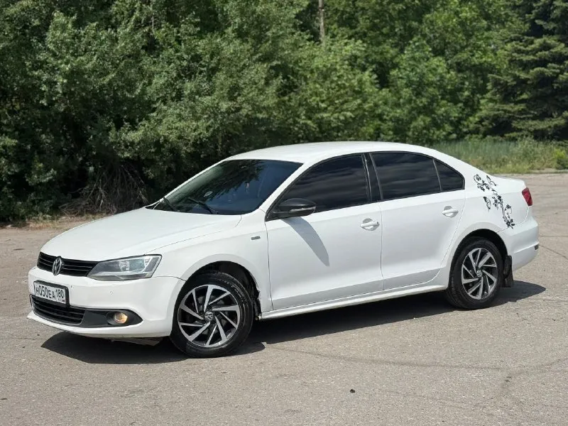 В продаже 🔥 volkswagen jetta sochi edition год выпуска 2013 акпп aisin автомобиль в отличном состоянии, кузов без сколов и царапин ✨ ходовая часть без посторонних стуков, двс 1.4 турбо (122 л. с) чистый ухоженный салон, музыка 🎵 кондиционер работает ! я собственница, документы в полном порядке, переоформление без каких либо проблем ! продажа авто в связи покупки нового, за машину не стыдно, ездила каждый день, делала все во время, масло меняла каждые 5-6т цена 1.150 000₽ осмотр : снежное тел +79493397955 📞 звоните: +7(949)3397955 - фотография - 2