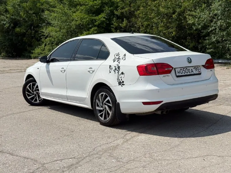 В продаже 🔥 volkswagen jetta sochi edition год выпуска 2013 акпп aisin автомобиль в отличном состоянии, кузов без сколов и царапин ✨ ходовая часть без посторонних стуков, двс 1.4 турбо (122 л. с) чистый ухоженный салон, музыка 🎵 кондиционер работает ! я собственница, документы в полном порядке, переоформление без каких либо проблем ! продажа авто в связи покупки нового, за машину не стыдно, ездила каждый день, делала все во время, масло меняла каждые 5-6т цена 1.150 000₽ осмотр : снежное тел +79493397955 📞 звоните: +7(949)3397955 - фотография - 3