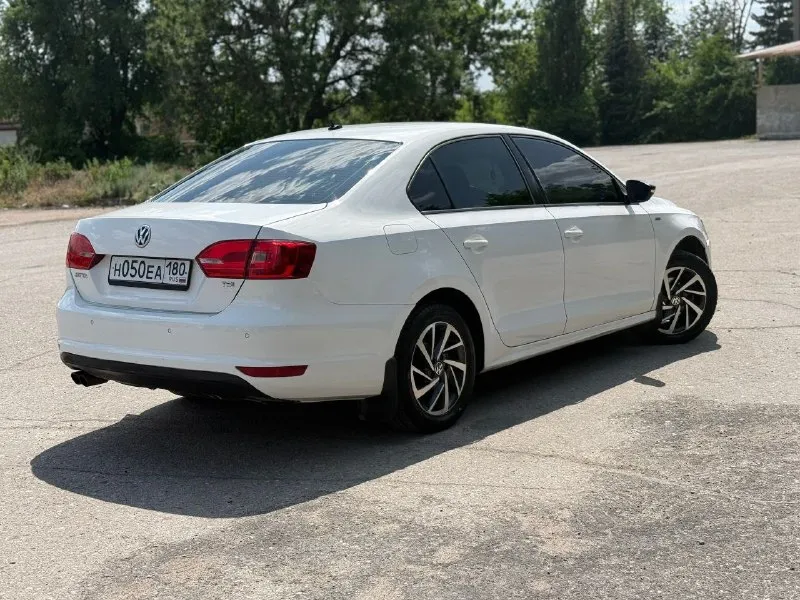В продаже 🔥 volkswagen jetta sochi edition год выпуска 2013 акпп aisin автомобиль в отличном состоянии, кузов без сколов и царапин ✨ ходовая часть без посторонних стуков, двс 1.4 турбо (122 л. с) чистый ухоженный салон, музыка 🎵 кондиционер работает ! я собственница, документы в полном порядке, переоформление без каких либо проблем ! продажа авто в связи покупки нового, за машину не стыдно, ездила каждый день, делала все во время, масло меняла каждые 5-6т цена 1.150 000₽ осмотр : снежное тел +79493397955 📞 звоните: +7(949)3397955 - фотография - 4