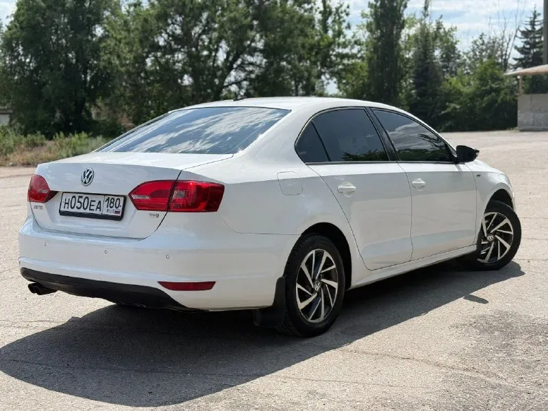 В продаже 🔥 volkswagen jetta sochi edition год выпуска 2013 акпп aisin автомобиль в отличном состоянии, кузов без сколов и царапин ✨ ходовая часть без посторонних стуков, двс 1.4 турбо (122 л. с) чистый ухоженный салон, музыка 🎵 кондиционер работает ! я собственница, документы в полном порядке, переоформление без каких либо проблем ! продажа авто в связи покупки нового, за машину не стыдно, ездила каждый день, делала все во время, масло меняла каждые 5-6т цена 1.150 000₽ осмотр : снежное тел +79493397955 📞 звоните: +7(949)3397955 - фотография - 5
