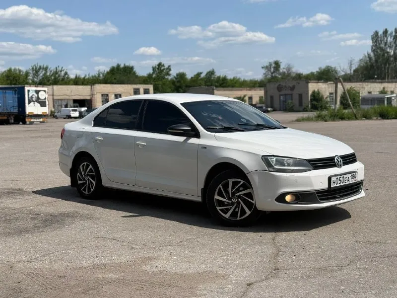 В продаже 🔥 volkswagen jetta sochi edition год выпуска 2013 акпп aisin автомобиль в отличном состоянии, кузов без сколов и царапин ✨ ходовая часть без посторонних стуков, двс 1.4 турбо (122 л. с) чистый ухоженный салон, музыка 🎵 кондиционер работает ! я собственница, документы в полном порядке, переоформление без каких либо проблем ! продажа авто в связи покупки нового, за машину не стыдно, ездила каждый день, делала все во время, масло меняла каждые 5-6т цена 1.150 000₽ осмотр : снежное тел +79493397955 📞 звоните: +7(949)3397955 - фотография - 6