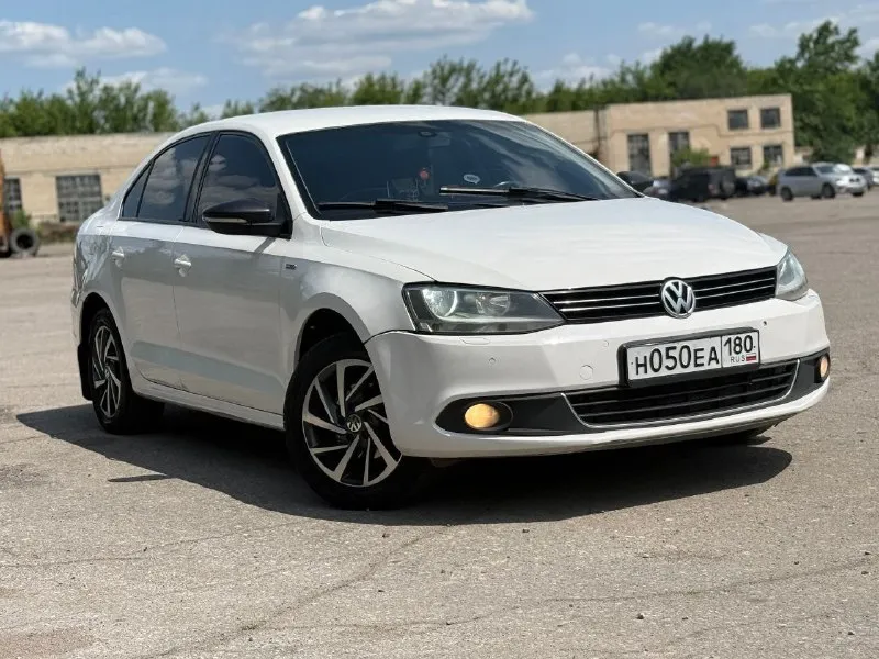 В продаже 🔥 volkswagen jetta sochi edition год выпуска 2013 акпп aisin автомобиль в отличном состоянии, кузов без сколов и царапин ✨ ходовая часть без посторонних стуков, двс 1.4 турбо (122 л. с) чистый ухоженный салон, музыка 🎵 кондиционер работает ! я собственница, документы в полном порядке, переоформление без каких либо проблем ! продажа авто в связи покупки нового, за машину не стыдно, ездила каждый день, делала все во время, масло меняла каждые 5-6т цена 1.150 000₽ осмотр : снежное тел +79493397955 📞 звоните: +7(949)3397955 - фотография - 7