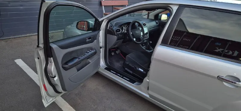 Продам ford focus 2 рестайлинг 2008г - я собственник двигатель 1.8 мкпп комплектация - установлена сигнализация starline управление с приложения, штатный доп. отопитель салона, подогрев лобового стекла и заднего с боковыми зеркалами, омыватель передних фар и задней камеры, android мультимедиа с камерами 360, не плохая акустика, заводские шторки в задних дверях, охлаждения бардочка при использование кондиционера, круиз контроль и управление мультимедиа на руле. полностью в шумоизоляции, так же была обработка кузова и всех плоскостей от корозии( чеки в наличии ) поменяно сцепление, ставил фирму luk, новая зимняя резина липучка проехал на ней около 10тыс вообщем живой, ухоженный автомобиль, любые проверки за ваш счет. цена: 650т находится в г. горловка +79494892082 +79912018165 лучше писать в телеграм 📞 звоните: +7(949)4892082 - фотография - 5