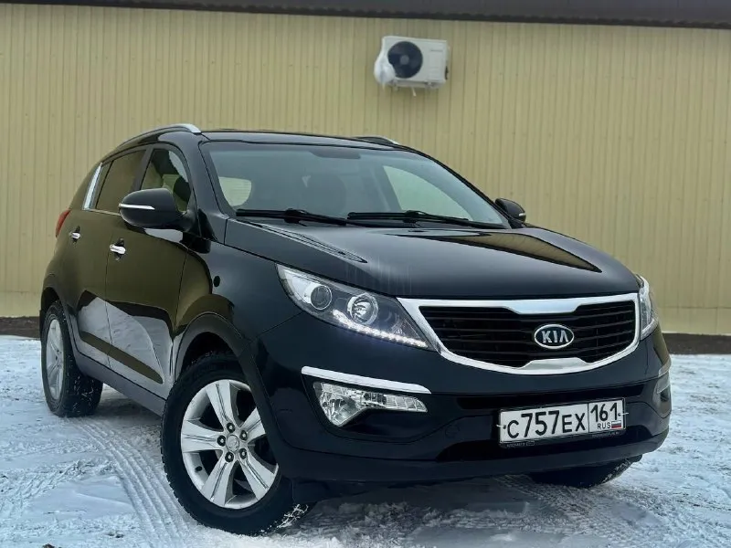 Продам kia sportage 12 год, в отличном состоянии. Автомобиль не бит и не крашен, что подтверждается тщательной проверкой лакокрасочного покрытия. Заботливо эксплуатировался и своевременно обслуживался, что гарантирует его безупречное техническое состояние. Автомобиль оснащен камерой заднего вида, значительно облегчающей парковку в условиях ограниченного пространства. Большой монитор мультимедийной системы позволяет комфортно пользоваться навигацией и прочими функциями. Круиз-контроль обеспечивает удобство при длительных поездках по трассе. Подогревы всех сидений создают комфорт в холодное время года, а мультируль позволяет управлять основными функциями автомобиля, не отрывая рук от руля. Цена за данный автомобиль составляет 1.360.000₽ что является привлекательным предложением, учитывая его состояние и комплектацию. Техническая часть автомобиля находится в идеальном состоянии. Двигатель работает ровно и без нареканий, коробка передач переключается плавно, подвеска не треб
📞 Звоните: +7(949)0299473 - фотография - 1