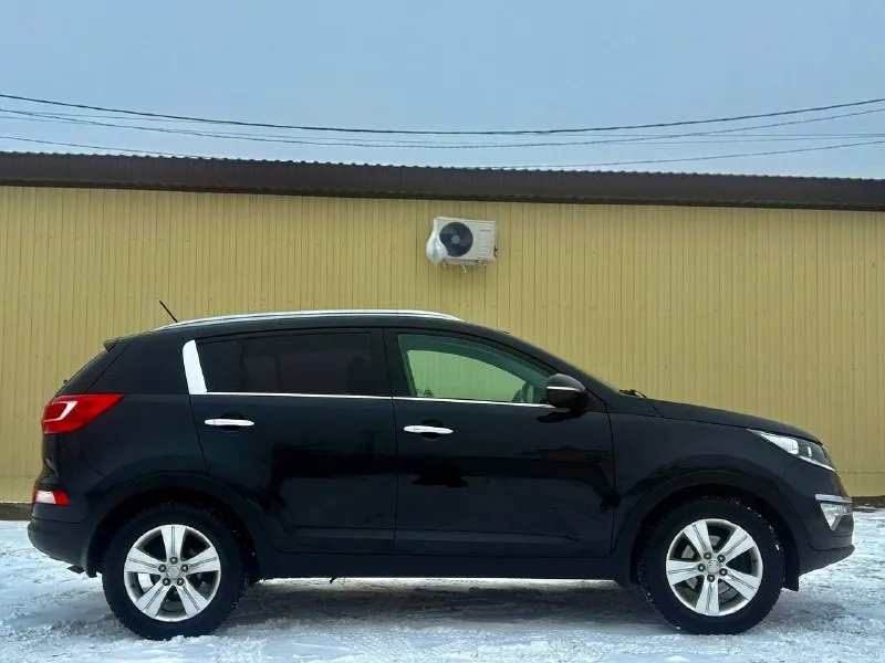Продам kia sportage 12 год, в отличном состоянии. Автомобиль не бит и не крашен, что подтверждается тщательной проверкой лакокрасочного покрытия. Заботливо эксплуатировался и своевременно обслуживался, что гарантирует его безупречное техническое состояние. Автомобиль оснащен камерой заднего вида, значительно облегчающей парковку в условиях ограниченного пространства. Большой монитор мультимедийной системы позволяет комфортно пользоваться навигацией и прочими функциями. Круиз-контроль обеспечивает удобство при длительных поездках по трассе. Подогревы всех сидений создают комфорт в холодное время года, а мультируль позволяет управлять основными функциями автомобиля, не отрывая рук от руля. Цена за данный автомобиль составляет 1.360.000₽ что является привлекательным предложением, учитывая его состояние и комплектацию. Техническая часть автомобиля находится в идеальном состоянии. Двигатель работает ровно и без нареканий, коробка передач переключается плавно, подвеска не треб
📞 Звоните: +7(949)0299473 - фотография - 2