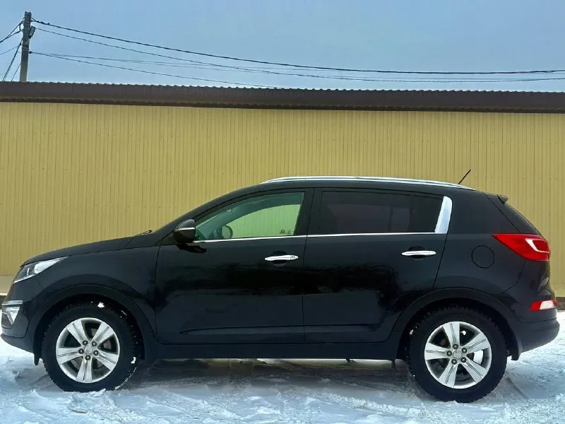 Продам kia sportage 12 год, в отличном состоянии. Автомобиль не бит и не крашен, что подтверждается тщательной проверкой лакокрасочного покрытия. Заботливо эксплуатировался и своевременно обслуживался, что гарантирует его безупречное техническое состояние. Автомобиль оснащен камерой заднего вида, значительно облегчающей парковку в условиях ограниченного пространства. Большой монитор мультимедийной системы позволяет комфортно пользоваться навигацией и прочими функциями. Круиз-контроль обеспечивает удобство при длительных поездках по трассе. Подогревы всех сидений создают комфорт в холодное время года, а мультируль позволяет управлять основными функциями автомобиля, не отрывая рук от руля. Цена за данный автомобиль составляет 1.360.000₽ что является привлекательным предложением, учитывая его состояние и комплектацию. Техническая часть автомобиля находится в идеальном состоянии. Двигатель работает ровно и без нареканий, коробка передач переключается плавно, подвеска не треб
📞 Звоните: +7(949)0299473 - фотография - 3