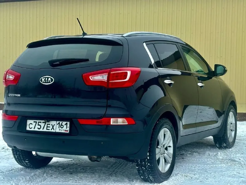 Продам kia sportage 12 год, в отличном состоянии. Автомобиль не бит и не крашен, что подтверждается тщательной проверкой лакокрасочного покрытия. Заботливо эксплуатировался и своевременно обслуживался, что гарантирует его безупречное техническое состояние. Автомобиль оснащен камерой заднего вида, значительно облегчающей парковку в условиях ограниченного пространства. Большой монитор мультимедийной системы позволяет комфортно пользоваться навигацией и прочими функциями. Круиз-контроль обеспечивает удобство при длительных поездках по трассе. Подогревы всех сидений создают комфорт в холодное время года, а мультируль позволяет управлять основными функциями автомобиля, не отрывая рук от руля. Цена за данный автомобиль составляет 1.360.000₽ что является привлекательным предложением, учитывая его состояние и комплектацию. Техническая часть автомобиля находится в идеальном состоянии. Двигатель работает ровно и без нареканий, коробка передач переключается плавно, подвеска не треб
📞 Звоните: +7(949)0299473 - фотография - 4