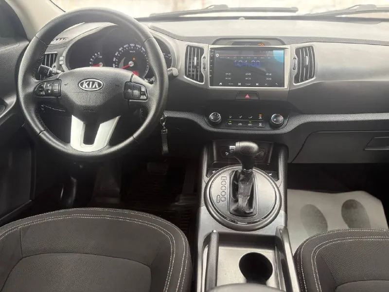 Продам kia sportage 12 год, в отличном состоянии. Автомобиль не бит и не крашен, что подтверждается тщательной проверкой лакокрасочного покрытия. Заботливо эксплуатировался и своевременно обслуживался, что гарантирует его безупречное техническое состояние. Автомобиль оснащен камерой заднего вида, значительно облегчающей парковку в условиях ограниченного пространства. Большой монитор мультимедийной системы позволяет комфортно пользоваться навигацией и прочими функциями. Круиз-контроль обеспечивает удобство при длительных поездках по трассе. Подогревы всех сидений создают комфорт в холодное время года, а мультируль позволяет управлять основными функциями автомобиля, не отрывая рук от руля. Цена за данный автомобиль составляет 1.360.000₽ что является привлекательным предложением, учитывая его состояние и комплектацию. Техническая часть автомобиля находится в идеальном состоянии. Двигатель работает ровно и без нареканий, коробка передач переключается плавно, подвеска не треб
📞 Звоните: +7(949)0299473 - фотография - 7