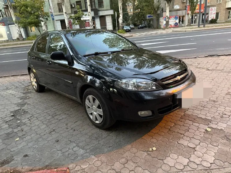 Продам chevrolet лачети автомобиль 2008 г. выпуска. 152 000 пробега. самая полная комплектация (климат контроль рабочий, дует отлично. абс, антизанос, мультируль, электро зеркало, подогрев заднего, переднего стекла, антибукс, датчик света и дождя ) самая полная комплектация. у авто 2 ключа. объём двигателя 1.8 16 клапанный, акпп. пороги, двери, днище целое без гнили. салон в хорошем состоянии. хорошая зимняя резина. цена 550 тыс. руб 📞 звоните: +79495075479 - фотография - 3