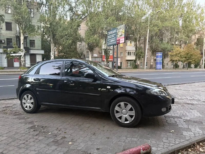 Продам chevrolet лачети автомобиль 2008 г. выпуска. 152 000 пробега. самая полная комплектация (климат контроль рабочий, дует отлично. абс, антизанос, мультируль, электро зеркало, подогрев заднего, переднего стекла, антибукс, датчик света и дождя ) самая полная комплектация. у авто 2 ключа. объём двигателя 1.8 16 клапанный, акпп. пороги, двери, днище целое без гнили. салон в хорошем состоянии. хорошая зимняя резина. цена 550 тыс. руб 📞 звоните: +79495075479 - фотография - 4