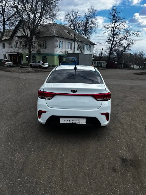 Продам kia rio 2018. 1,6 коробка автомат -комплектация luxe -подогрев зеркал, сидений и руля - мультимедийная система, управление на руле - круиз - экономичный и качественный двигатель - автозапуск -качественный свет( линзованые фары) - идеальное техническое состояние - чистый ухоженный автомобиль собственник цена 1.300000₽ +79490726630 - фотография - 5