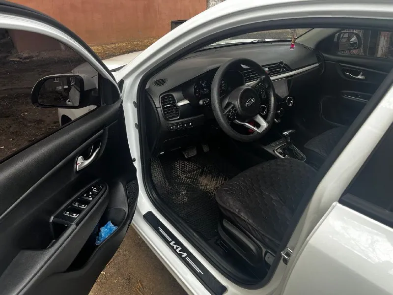 Продам kia rio 2018. 1,6 коробка автомат -комплектация luxe -подогрев зеркал, сидений и руля - мультимедийная система, управление на руле - круиз - экономичный и качественный двигатель - автозапуск -качественный свет( линзованые фары) - идеальное техническое состояние - чистый ухоженный автомобиль собственник цена 1.300000₽ +79490726630 - фотография - 6