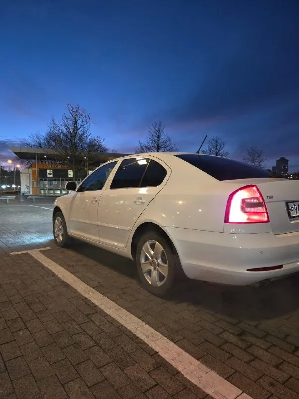 В продаже skoda октавия а 5, 2012 год. объем 1.8 tsi (152 лошадей), коробка автомат (aisin). пробег 174 000 родной, любые проверки. технически машина в шикарном состоянии. двигатель работает идеально, весь полностью сухой без потёков, тяга сумасшедшая. коробка обычный автомат без пенков и толчков. по кузову крашеная одна деталь, вторичный окрас без шпакли, задние левое крыло. всё остальное в родном окрасе. салон чистый ухоженный. богатая комплектация - климат - круиз - датчик света и дождя - парктроник - обогревы всех сидений - мульти руль - датчик давления шин - омыватель фар - электро складывание зеркал - обогревы зеркал и заднего стекла - 4 электросклоподъемника -автозапуск с ключа машина абсолютно без вложений, масла и фильтра заменены. два комплекта резины ( зима, лето) в хорошем состоянии. два ключа. машина полностью обслужена. цена 1 150 000 торг осмотр авторынок скиф тел +79185874460 ( тг +79494562989). 📞 звоните: +7(949)4562989 - фотография - 3