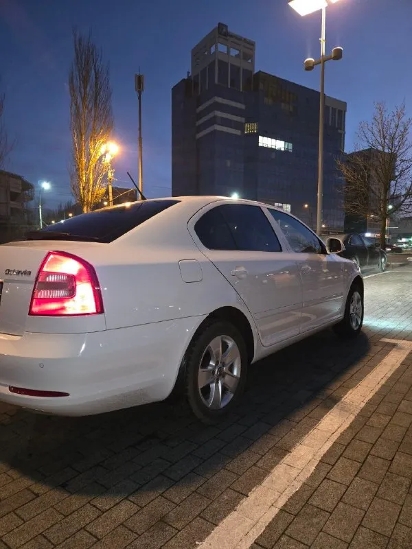 В продаже skoda октавия а 5, 2012 год. объем 1.8 tsi (152 лошадей), коробка автомат (aisin). пробег 174 000 родной, любые проверки. технически машина в шикарном состоянии. двигатель работает идеально, весь полностью сухой без потёков, тяга сумасшедшая. коробка обычный автомат без пенков и толчков. по кузову крашеная одна деталь, вторичный окрас без шпакли, задние левое крыло. всё остальное в родном окрасе. салон чистый ухоженный. богатая комплектация - климат - круиз - датчик света и дождя - парктроник - обогревы всех сидений - мульти руль - датчик давления шин - омыватель фар - электро складывание зеркал - обогревы зеркал и заднего стекла - 4 электросклоподъемника -автозапуск с ключа машина абсолютно без вложений, масла и фильтра заменены. два комплекта резины ( зима, лето) в хорошем состоянии. два ключа. машина полностью обслужена. цена 1 150 000 торг осмотр авторынок скиф тел +79185874460 ( тг +79494562989). 📞 звоните: +7(949)4562989 - фотография - 4