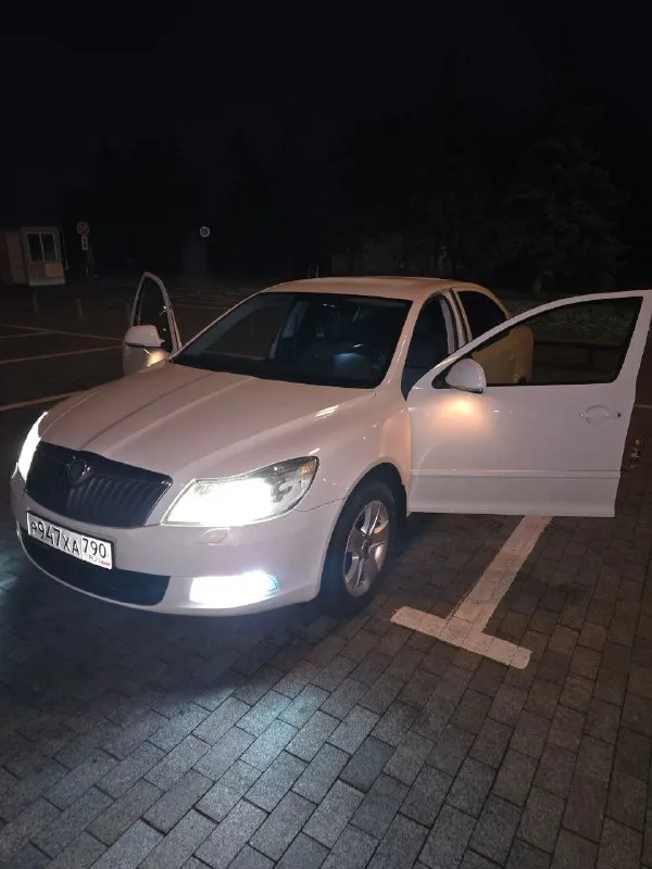 В продаже skoda октавия а 5, 2012 год. объем 1.8 tsi (152 лошадей), коробка автомат (aisin). пробег 174 000 родной, любые проверки. технически машина в шикарном состоянии. двигатель работает идеально, весь полностью сухой без потёков, тяга сумасшедшая. коробка обычный автомат без пенков и толчков. по кузову крашеная одна деталь, вторичный окрас без шпакли, задние левое крыло. всё остальное в родном окрасе. салон чистый ухоженный. богатая комплектация - климат - круиз - датчик света и дождя - парктроник - обогревы всех сидений - мульти руль - датчик давления шин - омыватель фар - электро складывание зеркал - обогревы зеркал и заднего стекла - 4 электросклоподъемника -автозапуск с ключа машина абсолютно без вложений, масла и фильтра заменены. два комплекта резины ( зима, лето) в хорошем состоянии. два ключа. машина полностью обслужена. цена 1 150 000 торг осмотр авторынок скиф тел +79185874460 ( тг +79494562989). 📞 звоните: +7(949)4562989 - фотография - 5