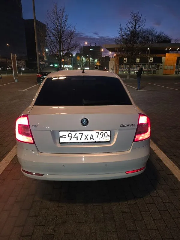 В продаже skoda октавия а 5, 2012 год. объем 1.8 tsi (152 лошадей), коробка автомат (aisin). пробег 174 000 родной, любые проверки. технически машина в шикарном состоянии. двигатель работает идеально, весь полностью сухой без потёков, тяга сумасшедшая. коробка обычный автомат без пенков и толчков. по кузову крашеная одна деталь, вторичный окрас без шпакли, задние левое крыло. всё остальное в родном окрасе. салон чистый ухоженный. богатая комплектация - климат - круиз - датчик света и дождя - парктроник - обогревы всех сидений - мульти руль - датчик давления шин - омыватель фар - электро складывание зеркал - обогревы зеркал и заднего стекла - 4 электросклоподъемника -автозапуск с ключа машина абсолютно без вложений, масла и фильтра заменены. два комплекта резины ( зима, лето) в хорошем состоянии. два ключа. машина полностью обслужена. цена 1 150 000 торг осмотр авторынок скиф тел +79185874460 ( тг +79494562989). 📞 звоните: +7(949)4562989 - фотография - 6