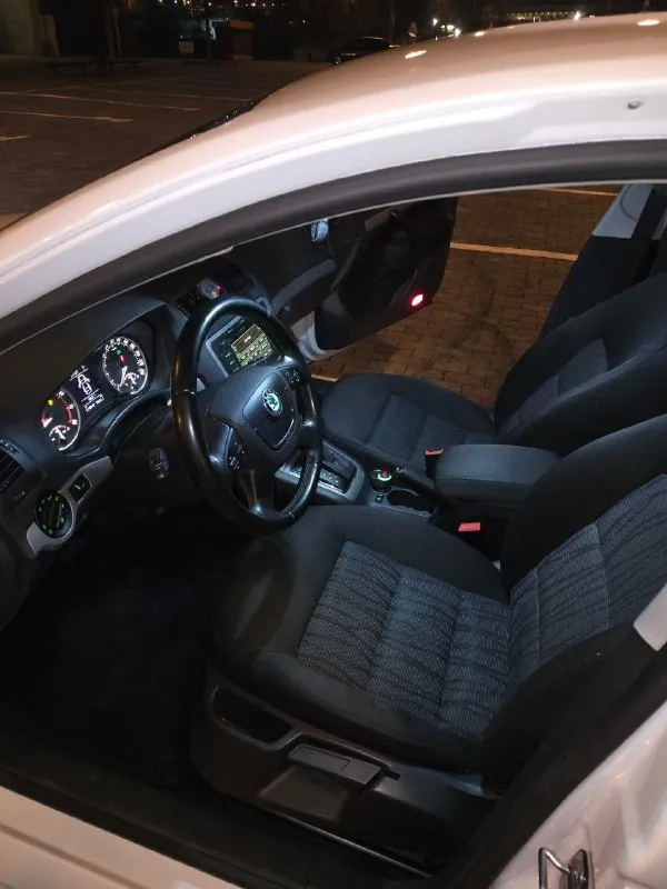 В продаже skoda октавия а 5, 2012 год. объем 1.8 tsi (152 лошадей), коробка автомат (aisin). пробег 174 000 родной, любые проверки. технически машина в шикарном состоянии. двигатель работает идеально, весь полностью сухой без потёков, тяга сумасшедшая. коробка обычный автомат без пенков и толчков. по кузову крашеная одна деталь, вторичный окрас без шпакли, задние левое крыло. всё остальное в родном окрасе. салон чистый ухоженный. богатая комплектация - климат - круиз - датчик света и дождя - парктроник - обогревы всех сидений - мульти руль - датчик давления шин - омыватель фар - электро складывание зеркал - обогревы зеркал и заднего стекла - 4 электросклоподъемника -автозапуск с ключа машина абсолютно без вложений, масла и фильтра заменены. два комплекта резины ( зима, лето) в хорошем состоянии. два ключа. машина полностью обслужена. цена 1 150 000 торг осмотр авторынок скиф тел +79185874460 ( тг +79494562989). 📞 звоните: +7(949)4562989 - фотография - 7