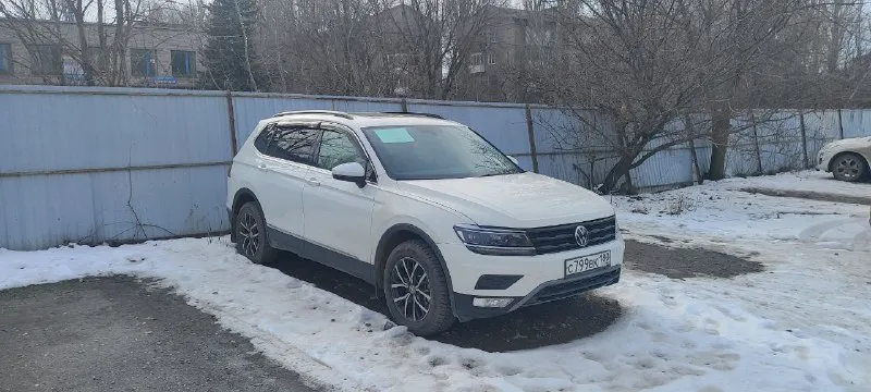 Продам тигуан, конец 2019 г, по вину 2020 г, 2.0 турбо, 186 лошадок, полный привод, я один хозяин, авто у меня 2 года, айсин 8 ст, за машиной слежу. морда в броне плёнке, полный привод, пробег 89000,климат, без ключевой, панорама, старт стоп, слепые зоны, на белой коже, выбор режима езды, и многое другое, полностью обслужена. два комплекта почти новой резины зима и лето цена 2600000 руб. торг у капота больше информации по телефону +79494138358 +79882538323 📲 tg: михаил 📞 звоните: +7(949)4138358 - фотография - 2