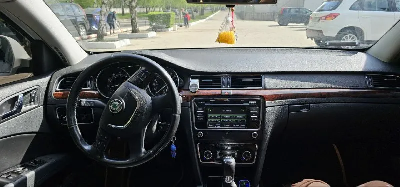 Срочно skoda superb 2013год 1.8 турбо, коробка dsg, пробег 194 000 двигатель после ремонта, ремонт на 185 000 масло в коробке замена 193 000 по технике обслужена максимальной комплектации авто без вложений сел поехал осмотр г. снежное 1 300 000 ₽ торг +79494166845 - фотография - 3