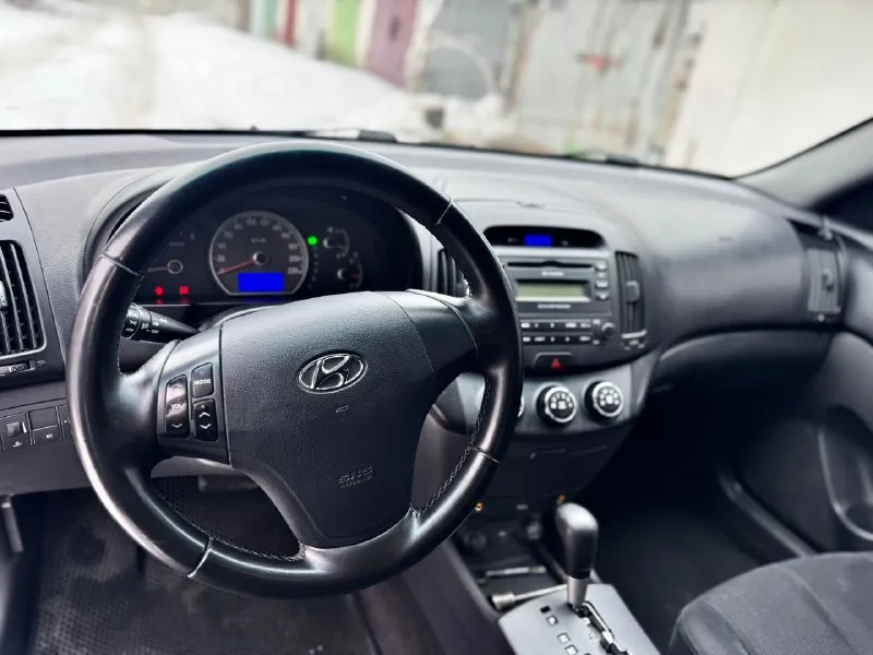 Продам hyundai elantra 2009 года на автомате! всегда обслуживалась мотор 1.6 бензин в хорошем состоянии на 180 регионе на самой максимальной комплектации! полный электра пакет 4 стекло подъемника подогревы сидений стекла кондиционер дует мульти руль автомат ходовая в хорошем состоянии резина зима! оформление в мрэо г. донецк тел. +79495325914 - фотография - 5