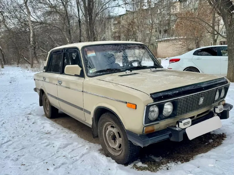 ✅автомобиль: ваз 2106 ✅год: 1984 ✅объем: 1.3 бензин, 69 л. с. ✅цена: 125 000 ₽ + торг у капота ✅владельцев: 1 ✅город: горловка ✅телефон: +7 (949) 311-24-90 владимир автомобиль полностью на ходу, мотор и коробка работают без нареканий, передачи включаются четко. дно и пороги целые, без критичных проблем. комплектация и состояние: зимняя резина — на металлических дисках летняя резина — на легкосплавных дисках передние сиденья от honda (удобнее штатных) кузов живой для своих лет, полное гаражное хранение. документы в порядке, учет рф. отличный вариант для повседневной езды или как первая машина. 📞 звоните: +7(949)3112490 - фотография - 2