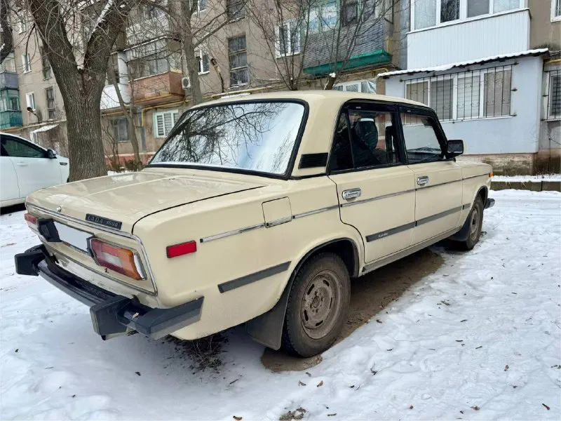 ✅автомобиль: ваз 2106 ✅год: 1984 ✅объем: 1.3 бензин, 69 л. с. ✅цена: 125 000 ₽ + торг у капота ✅владельцев: 1 ✅город: горловка ✅телефон: +7 (949) 311-24-90 владимир автомобиль полностью на ходу, мотор и коробка работают без нареканий, передачи включаются четко. дно и пороги целые, без критичных проблем. комплектация и состояние: зимняя резина — на металлических дисках летняя резина — на легкосплавных дисках передние сиденья от honda (удобнее штатных) кузов живой для своих лет, полное гаражное хранение. документы в порядке, учет рф. отличный вариант для повседневной езды или как первая машина. 📞 звоните: +7(949)3112490 - фотография - 3