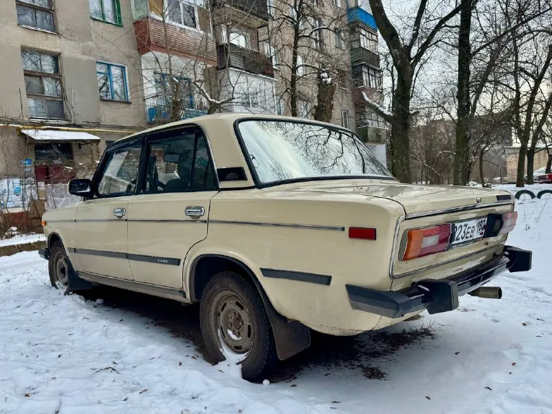 ✅автомобиль: ваз 2106 ✅год: 1984 ✅объем: 1.3 бензин, 69 л. с. ✅цена: 125 000 ₽ + торг у капота ✅владельцев: 1 ✅город: горловка ✅телефон: +7 (949) 311-24-90 владимир автомобиль полностью на ходу, мотор и коробка работают без нареканий, передачи включаются четко. дно и пороги целые, без критичных проблем. комплектация и состояние: зимняя резина — на металлических дисках летняя резина — на легкосплавных дисках передние сиденья от honda (удобнее штатных) кузов живой для своих лет, полное гаражное хранение. документы в порядке, учет рф. отличный вариант для повседневной езды или как первая машина. 📞 звоните: +7(949)3112490 - фотография - 5