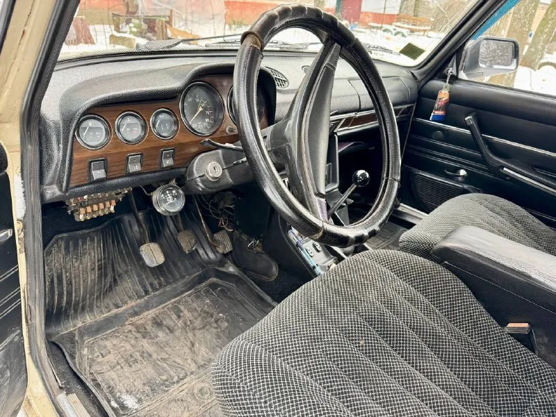 ✅автомобиль: ваз 2106 ✅год: 1984 ✅объем: 1.3 бензин, 69 л. с. ✅цена: 125 000 ₽ + торг у капота ✅владельцев: 1 ✅город: горловка ✅телефон: +7 (949) 311-24-90 владимир автомобиль полностью на ходу, мотор и коробка работают без нареканий, передачи включаются четко. дно и пороги целые, без критичных проблем. комплектация и состояние: зимняя резина — на металлических дисках летняя резина — на легкосплавных дисках передние сиденья от honda (удобнее штатных) кузов живой для своих лет, полное гаражное хранение. документы в порядке, учет рф. отличный вариант для повседневной езды или как первая машина. 📞 звоните: +7(949)3112490 - фотография - 7