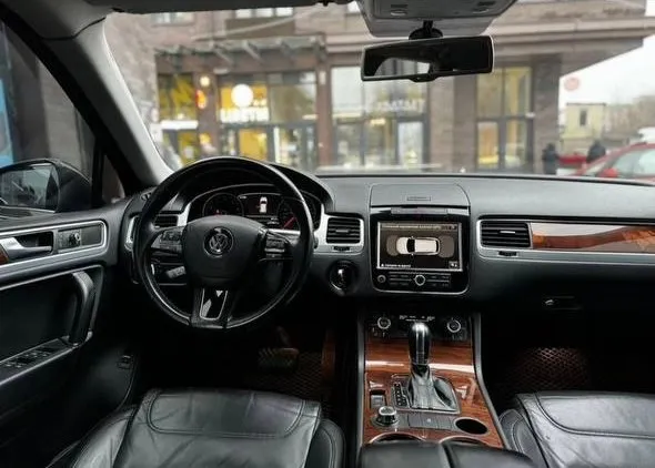 ❗️volkswagen touareg nf❗️ 2010г 3.6 бенз 250тыс. км. 21е колеса, резина пирелли зима, 4-х зонный климат, техника на отлично, мотор, коробка, ходовая, нечего делать не нужно, салон как на фото, новый гур, новые передние колодки и тормозные диски. юридически чисто, полное переоформление в мрэо. 🎁цена подарок 1.450.000р торг 📞+7 949 402 77 60 📍осмотр: амвросиевка (могу пригнать в харцызск, торез, шахтерск) 📞 🇷🇺 звоните: +79494027760 - фотография - 9